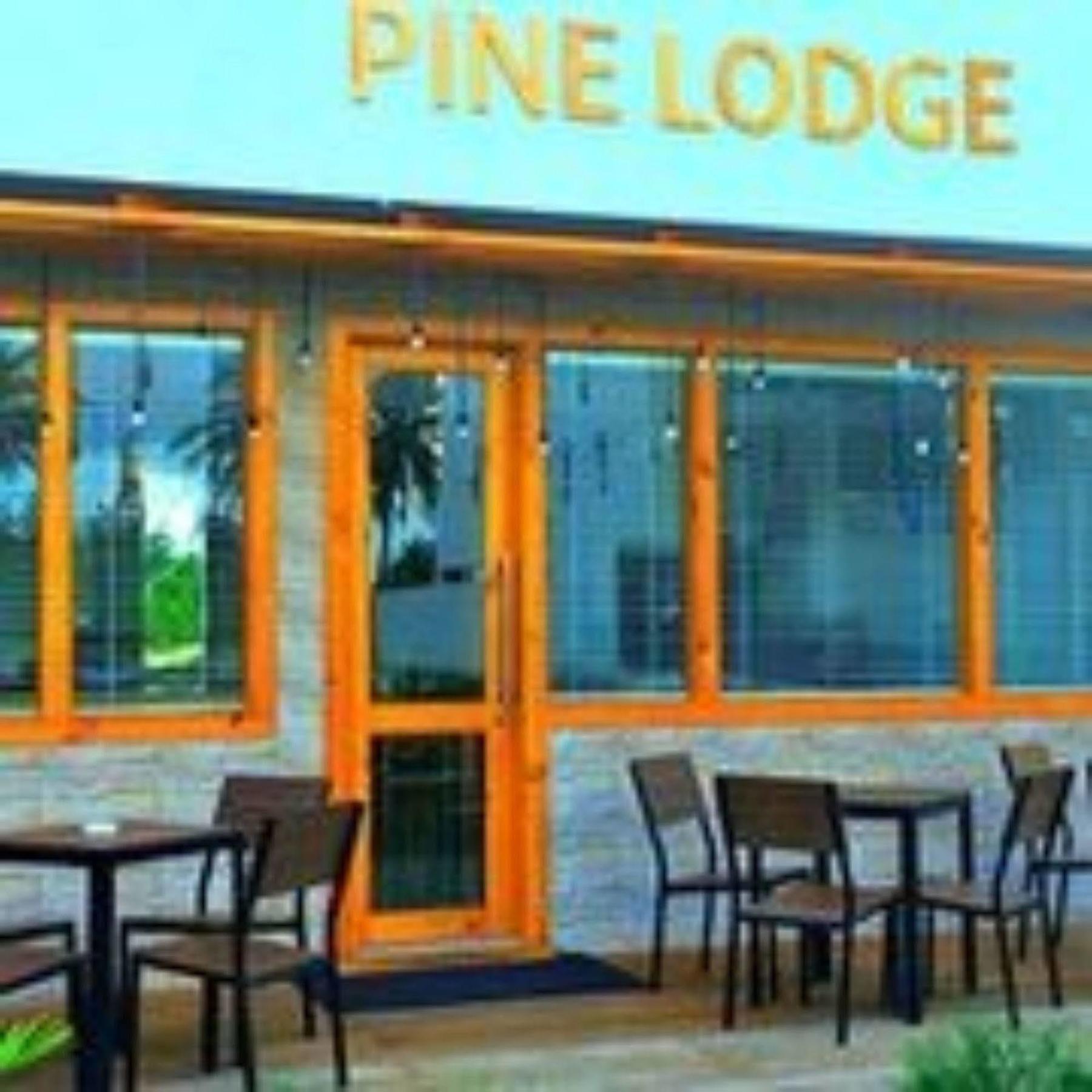 Pine Lodge Мале Екстер'єр фото