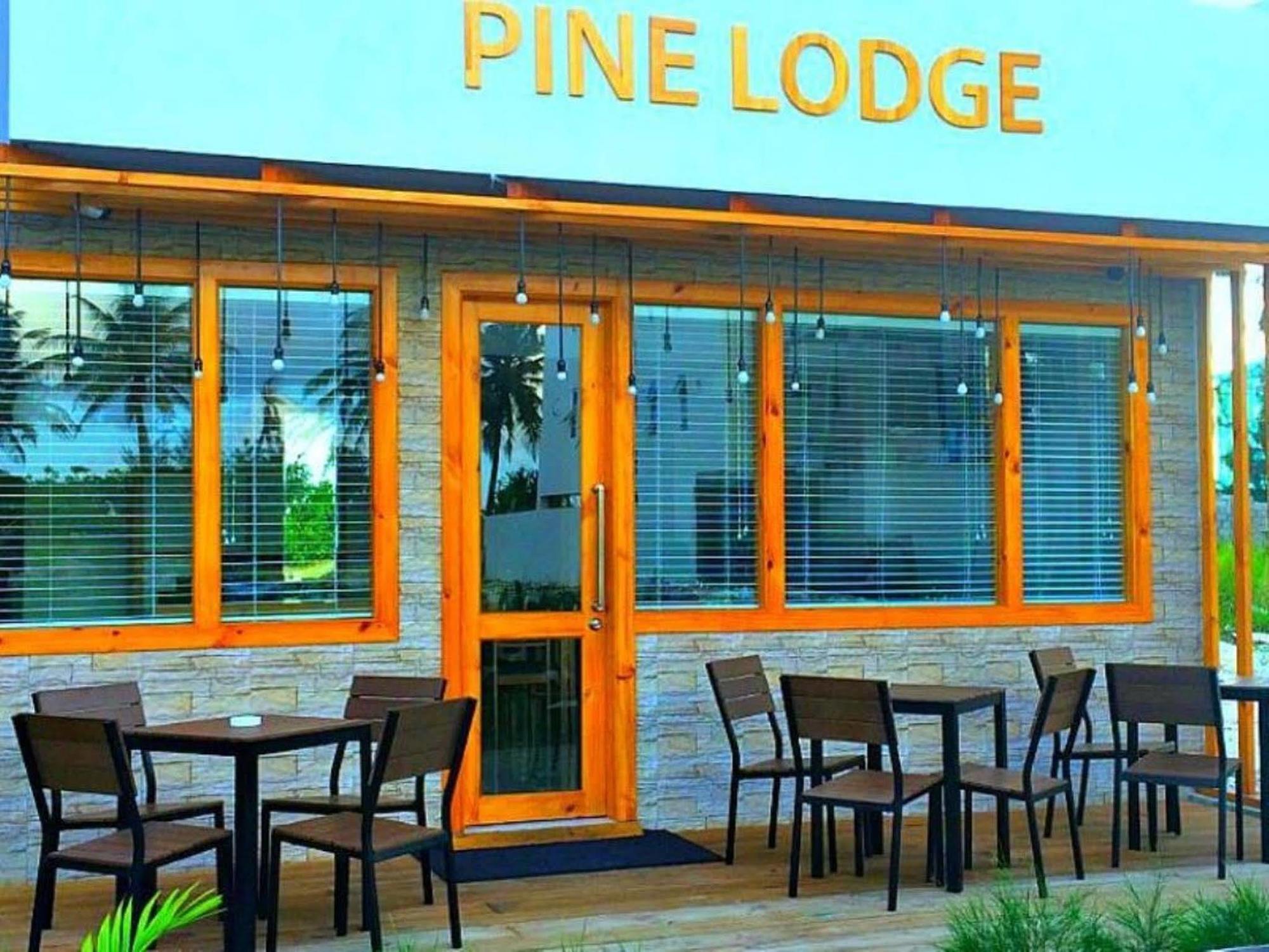 Pine Lodge Мале Екстер'єр фото